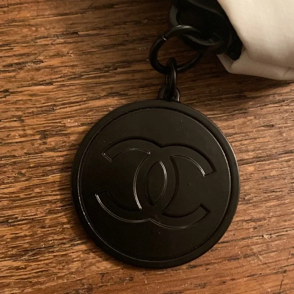 CHANEL Beaute Puffy Nylon Carryall Makeup/Cosmetic/Toiletry Pouch Case NWOT - Picture 3 of 8